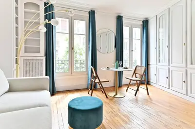 Coin salon dans l'établissement Appartement Haussmannien lumineux et central- II