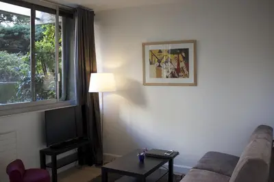 Télévision ou salle de divertissement dans l'établissement Tour Eiffel Grenelle