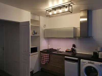 Cuisine ou kitchenette dans l'établissement Appartement Cosy à Clichy, avec parking ,proche Paris!