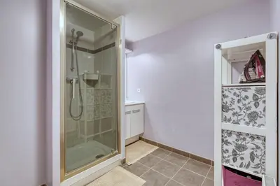 Salle de bains dans l'établissement La Plume d'Hugo - Appt Duplex pour 8