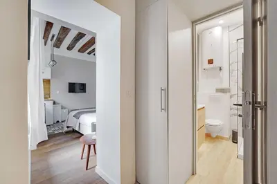 Salle de bains dans l'établissement Classy studio - Marais Bastille