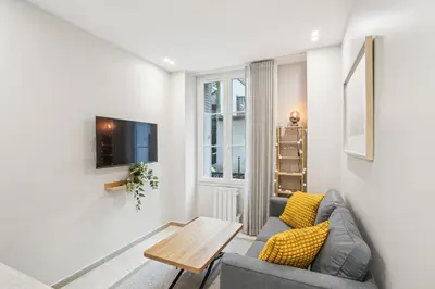 Télévision ou salle de divertissement dans l'établissement Appartement Elegant 1BDR-2P - Paris Expo
