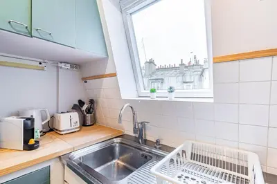 Cuisine ou kitchenette dans l'établissement GuestReady - Paris Escape with Eiffel Views