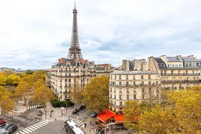 Vue générale sur Paris ou vue de la ville depuis l'appartement