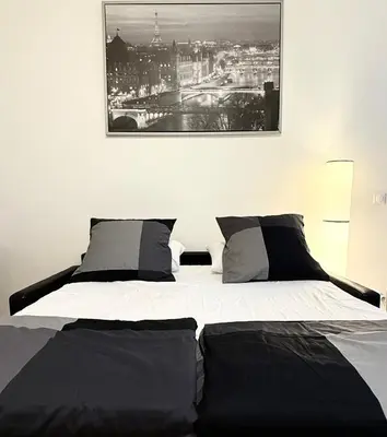 Un ou plusieurs lits dans un hébergement de l'établissement Family Champs Elysées appartement