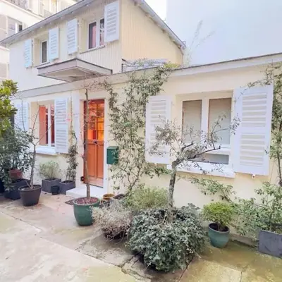 Small duplex house in Batignolles