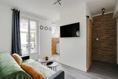 Télévision ou salle de divertissement dans l'établissement Appartement Suite 12 aux Portes de Paris