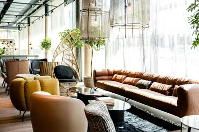 Coin salon dans l'établissement Motel One Paris-Porte de Versailles