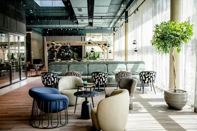 Coin salon dans l'établissement Motel One Paris-Porte de Versailles
