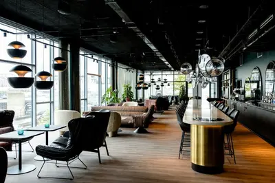 Coin salon dans l'établissement Motel One Paris-Porte de Versailles