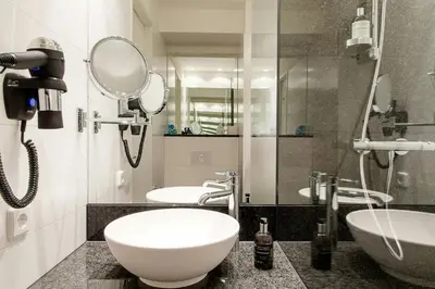 Salle de bains dans l'établissement Motel One Paris-Porte de Versailles