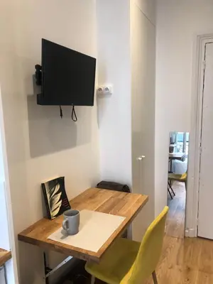 Télévision ou salle de divertissement dans l'établissement Studette au cœur du marais