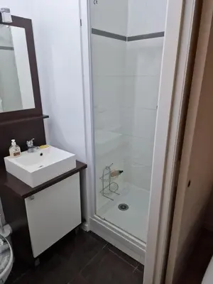 Salle de bains dans l'établissement belle appartement au canal de saint martin