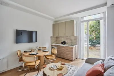 Télévision ou salle de divertissement dans l'établissement Charming flat Jardin du Luxembourg Montparnasse