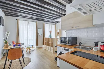 Cuisine ou kitchenette dans l'établissement Charming Studio Center of Paris