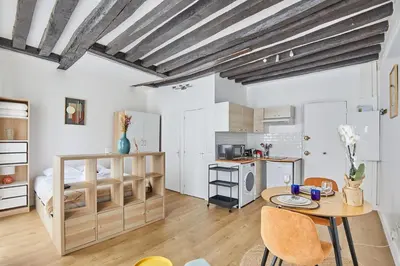 Cuisine ou kitchenette dans l'établissement Charming Studio Center of Paris