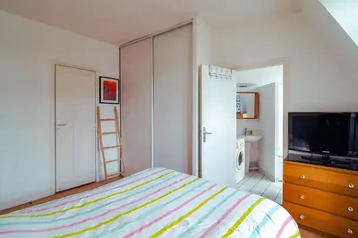 Télévision ou salle de divertissement dans l'établissement 2 pièces proche Palais des Congrès
