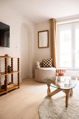Télévision ou salle de divertissement dans l'établissement 4P 1BR - Monthly Rental - Step from Place Vendôme