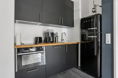 Cuisine ou kitchenette dans l'établissement Appartement Le Rostand