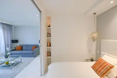Un ou plusieurs lits dans un hébergement de l'établissement Modern & peaceful 1BD APT by Champs-Elysees with AC