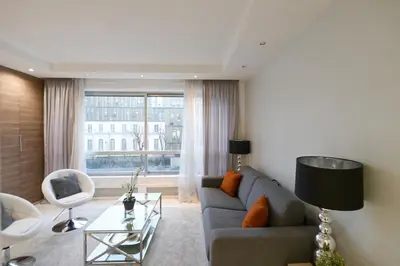 Coin salon dans l'établissement Modern & peaceful 1BD APT by Champs-Elysees with AC