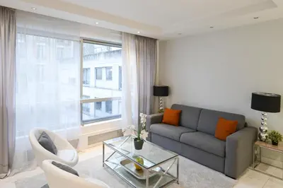 Coin salon dans l'établissement Modern & peaceful 1BD APT by Champs-Elysees with AC