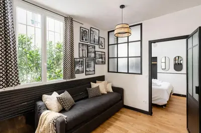 Un ou plusieurs lits dans un hébergement de l'établissement C Cozy Batignolles Apt, Metro Right at Your Doorstep