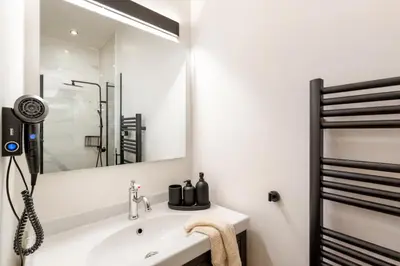 Salle de bains dans l'établissement C Cozy Batignolles Apt, Metro Right at Your Doorstep