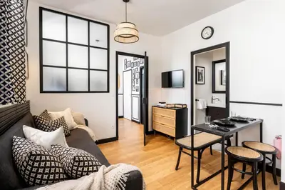 Télévision ou salle de divertissement dans l'établissement C Cozy Batignolles Apt, Metro Right at Your Doorstep