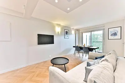 Télévision ou salle de divertissement dans l'établissement Appartement spacieux et paisible Paris 19ème - II