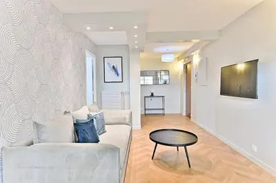 Cuisine ou kitchenette dans l'établissement Appartement spacieux et paisible Paris 19ème - II