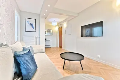 Télévision ou salle de divertissement dans l'établissement Appartement spacieux et paisible Paris 19ème - II
