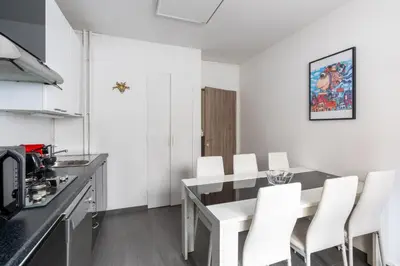 Cuisine ou kitchenette dans l'établissement Bright & Contemporary 2BD Apartment