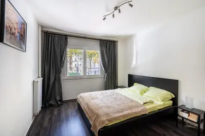 Un ou plusieurs lits dans un hébergement de l'établissement Bright & Contemporary 2BD Apartment