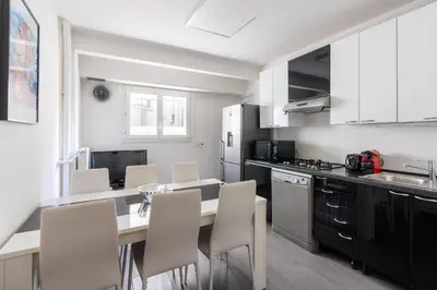 Cuisine ou kitchenette dans l'établissement Bright & Contemporary 2BD Apartment