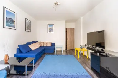 Télévision ou salle de divertissement dans l'établissement Bright & Contemporary 2BD Apartment