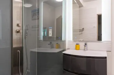 Salle de bains dans l'établissement Bright & Contemporary 2BD Apartment