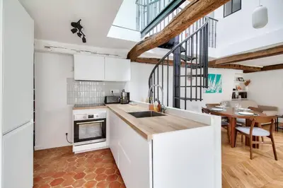 Cuisine ou kitchenette dans l'établissement Charming duplex - heart of Paris