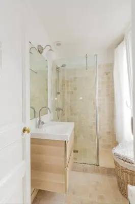 Salle de bains dans l'établissement Cocon parisien lumineux central