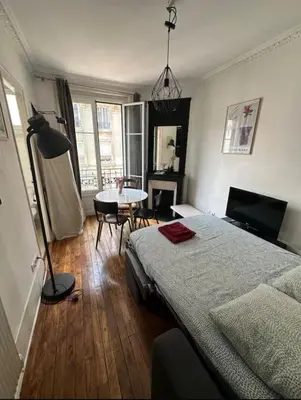 Un ou plusieurs lits dans un hébergement de l'établissement Cocon parisien lumineux central
