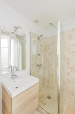 Salle de bains dans l'établissement Cocon parisien lumineux central