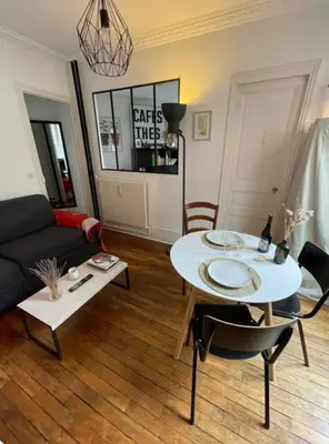 Coin salon dans l'établissement Cocon parisien lumineux central