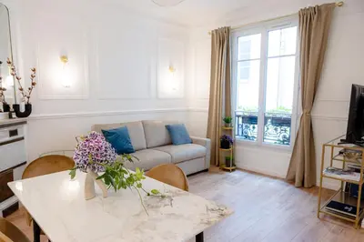 Télévision ou salle de divertissement dans l'établissement Entire Apartment Central Paris, 3rd floor with elevator