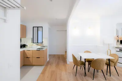 Cuisine ou kitchenette dans l'établissement Entire Apartment Central Paris, 3rd floor with elevator