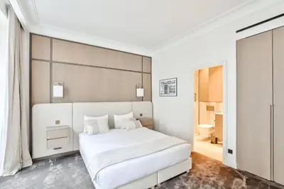 Un ou plusieurs lits dans un hébergement de l'établissement Urban Flat 191 - Luxury 3 Bedroom Apartment - Madeleine