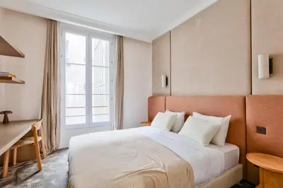 Un ou plusieurs lits dans un hébergement de l'établissement Urban Flat 191 - Luxury 3 Bedroom Apartment - Madeleine