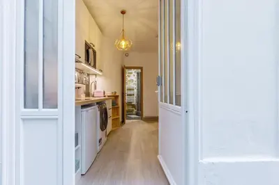 Cuisine ou kitchenette dans l'établissement Lovely apartment in Louvre