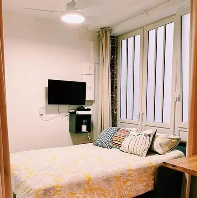 Un ou plusieurs lits dans un hébergement de l'établissement Lovely apartment in Louvre