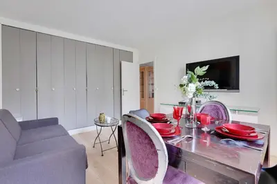 Télévision ou salle de divertissement dans l'établissement Charming apartment - 2BR-6P - Paris Expo