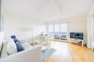Télévision ou salle de divertissement dans l'établissement Montparnasse - Vue Tour Eiffel - Balcon